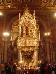 Il baldacchino al centro della navata