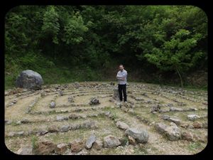 L'autore all'interno del labirinto