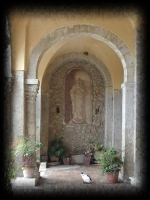 Il cortile interno della chiesa