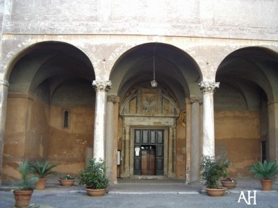 Ingresso della Basilica dei  SS. Quattro Coronati