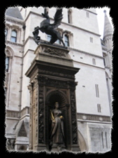 Il Monumento al Dragone Alato nella City