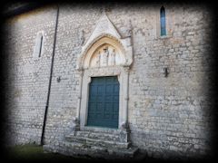 Il portale laterale della Chiesa di Sant'Agostino, a Carpineto