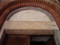 L'architrave della porta del chiostro