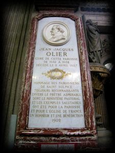 Lapide dedicata al parroco Olier